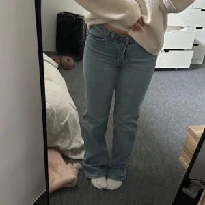 Perfekt jeans från Gina - Superfina jeans från Gina som inte används längre på grund av att de blivit för små! Tyvärr har en liten söm i bakfickan lossnat men det är inget som märks och har inget hål❤️