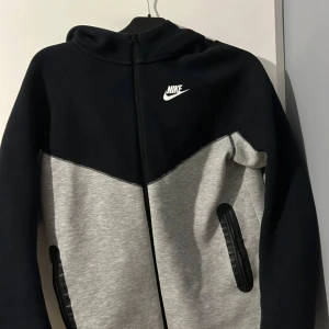 Nike tech fleece - Säljer min gråsvarta nike tech på grund av att den är för liten. Tröjan är i utmärkt skick. Storlek XL i barn (158-170) Xs i herr storlek. Hör av er gällande frågor. 