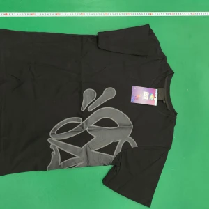 Svart syna Word  t-shirt  - Cool svart t-shirt i bomull med en stor, grå grafisk print framtill. Klassisk rund hals och korta ärmar. Perfekt för dig som gillar streetstyle och vill sticka ut med en unik look.