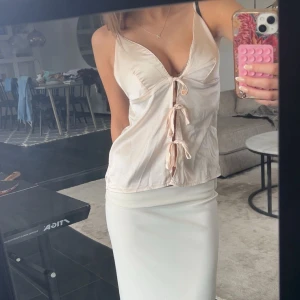 Champagnefärgad linnetopp med knyt🤍🥂 - Snygg champagnefärgad linnetopp i satin material, säljer för tt den inte kommer till användning