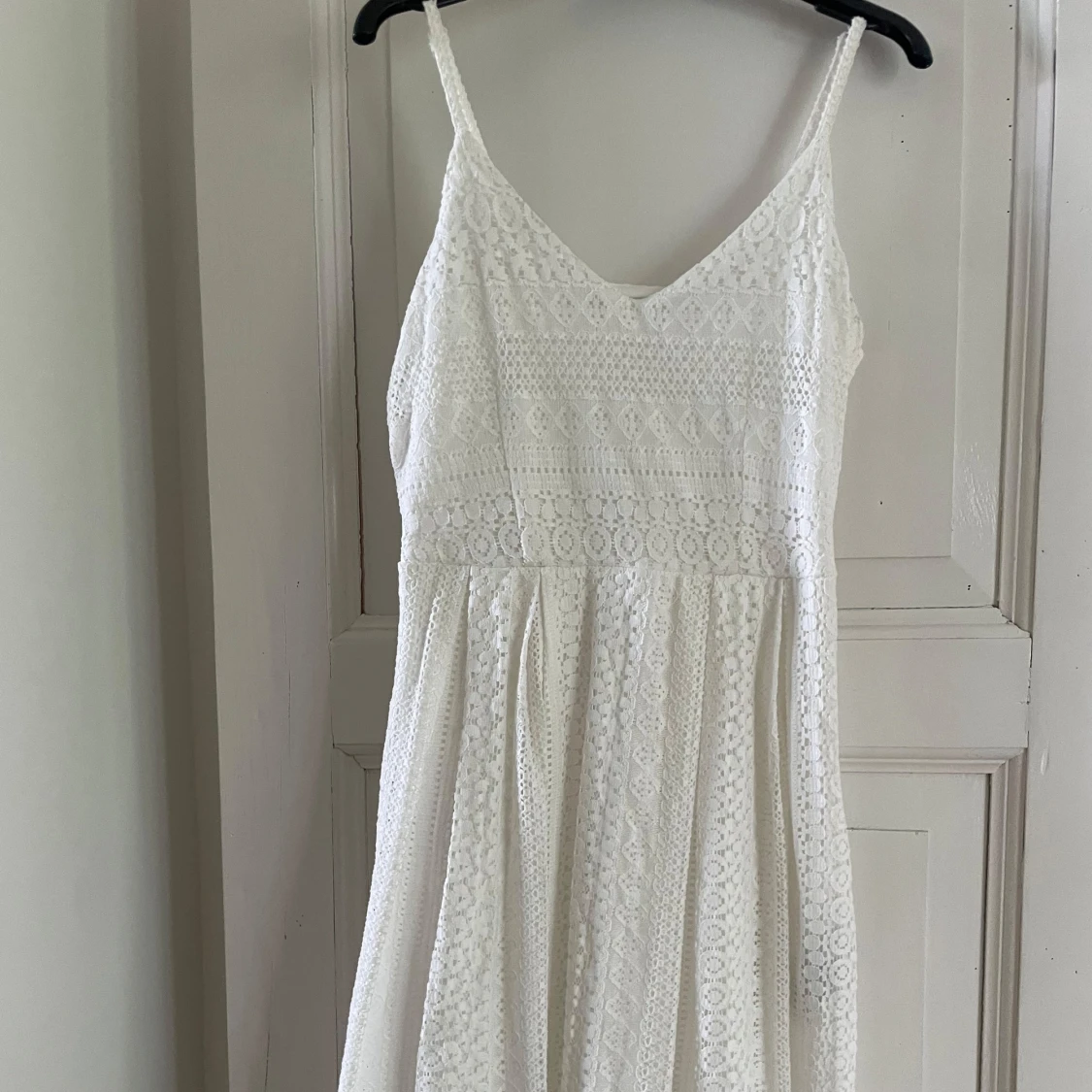 Vit spetsklänning med smala axelband