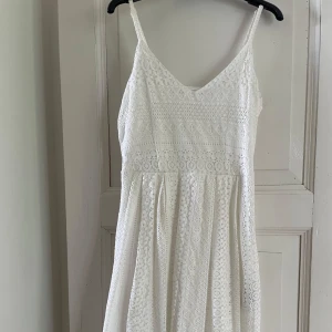 Vit spetsklänning med smala axelband - Säljer denna superfina vita klänning med spets från only!💕 Perfekt för skolavslutning eller bara en sommardag. Endast använd en gång!