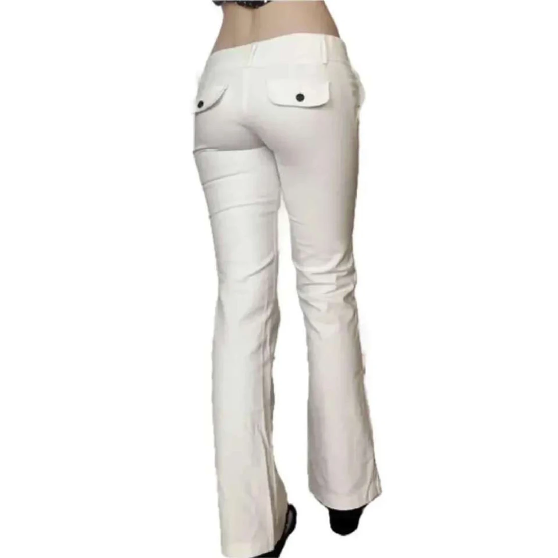 Vita bootcut byxor med fickdetaljer