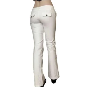 Vita bootcut byxor med fickdetaljer - Snygga vita byxor med låg midja och bootcut-snitt. Byxorna har två bakfickor med lock och knappdetaljer samt klassisk knappstängning fram. Perfekta för dig som gillar en clean och fräsch look materialet är demin o midjemått ca 36/37.