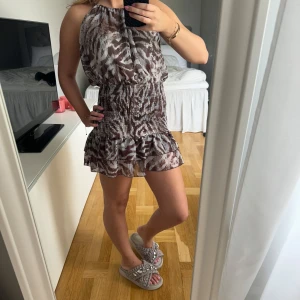 Sommarklänning  - Fin klänning i zebra liknande mönster från Zara, storlek M men passar S också 🤎 