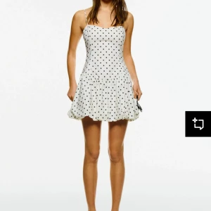 Prickig klänning - Populär supersöt vit kortklänning med svarta prickar och smala axelband i storlek XS. Den är helt ny och har prislappen kvar! skriv för frågor💞💞