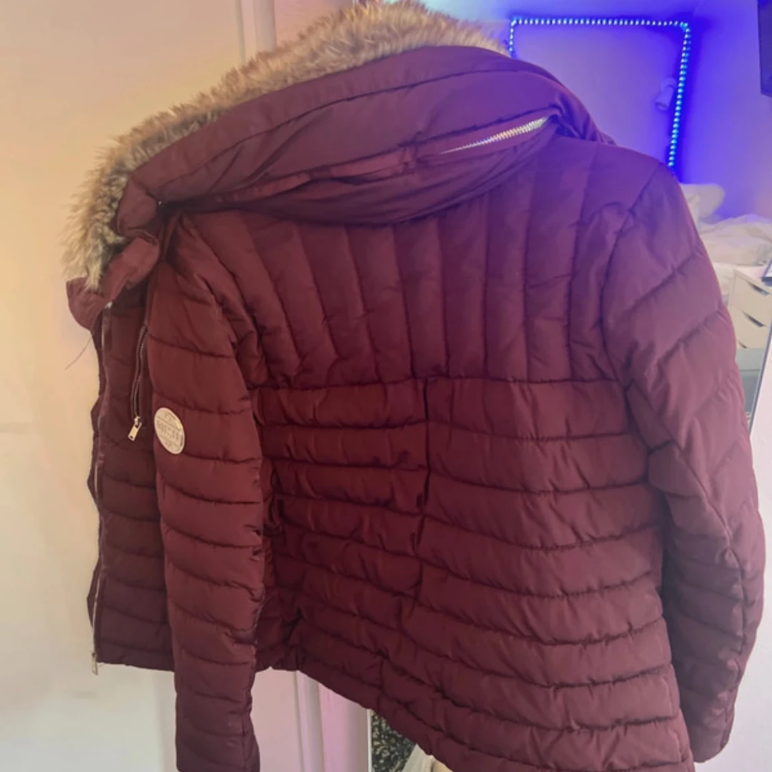 Vinröd pufferjacka med fuskpäls från Diesel - 2