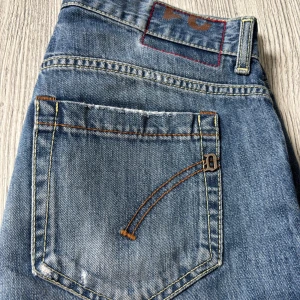 Dondup jeans - Dondup jeans med raka ben och snygga slitningar. Storlek 31 i waist och längd 90cm (lite kortare modell) Hör gärna av dig om det är något du funderar över. Leon