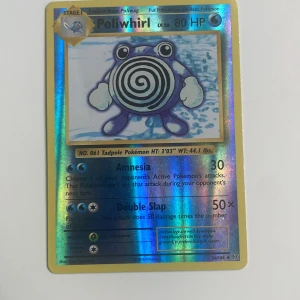Poliwhirl - Cool och glittrig Pokémonkort med Poliwhirl! Perfekt för samlare och fans av Pokémon. Kortet har snygg holografisk yta och visar Poliwhirl med sina attacker Amnesia och Double Slap. Ett måste för dig som vill utöka din samling!