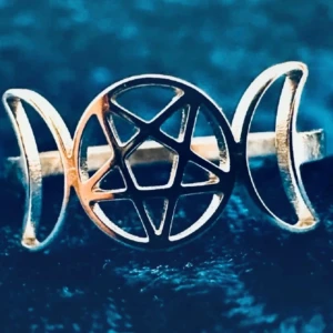Ny  ring i rostfritt stål med pentagram och halvmånar - Silverfärgad ring i rostfritt stål med pentagram och två halvmånar – perfekt för dig som gillar wicca, mystik och alternativ estetik. Unisexmodell i tåligt, reptåligt material som funkar både till vardags och fest. Storlek: ca 20,2 mm innerdiameter (US size 10). Skick: Ny/oanvänd. Ingen prutning, men bundlerabatt erbjuds vid köp av flera. Kika gärna på mina andra annonser också! 