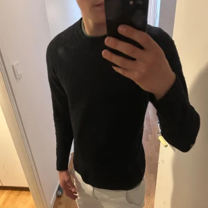 Stickad uniqlo tröja - En marinblå stickad tröja av 100% mjukt ull från Uniqlo i storlek S. Tröjan är perfekt till hösten och är lite tjockare. Modellen är 184/74kg och den är lite för liten för honom. Säljs då den inte används. 