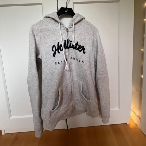 Grå hoodie  - Mysig,snygg ljusgrå hoodie från Hollister, använt fåtal gånger så fortfarande bra sick❤️