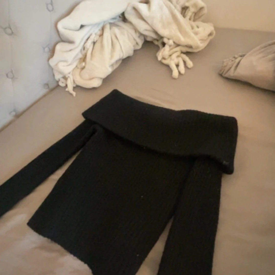 Svart stickad offshouldertröja