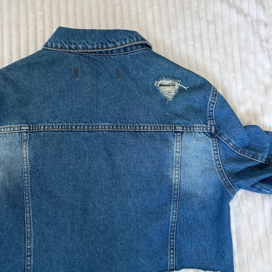 Blå croppad jeansjacka från Dilvin - 3