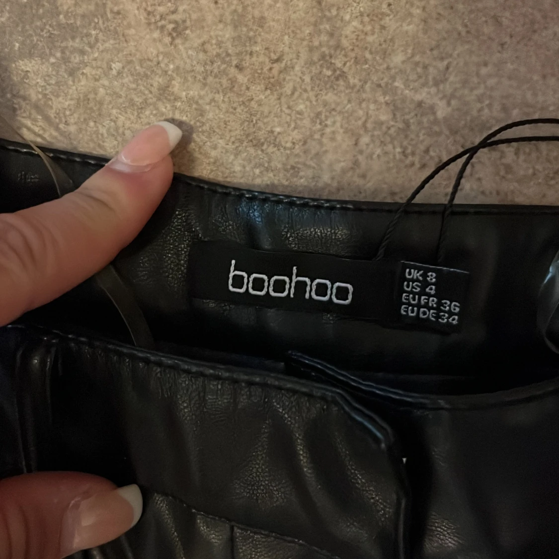 Svarta skinnbyxor från Boohoo - 2