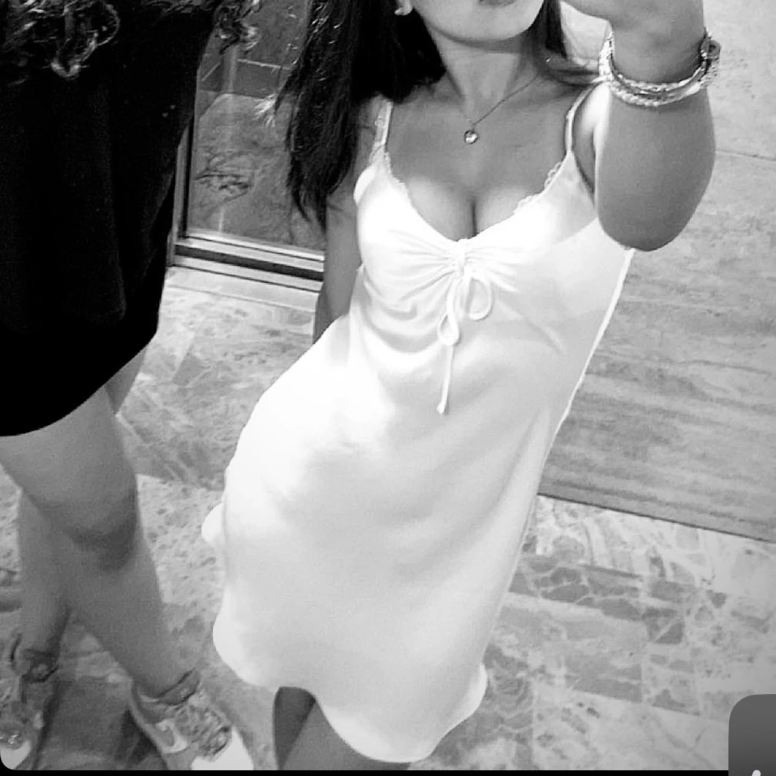 Vit kortklänning med knyt framtill