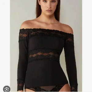 Intimissimi topp - Säljer den populära intimissimi toppen med svarta blommor i storlek s! 