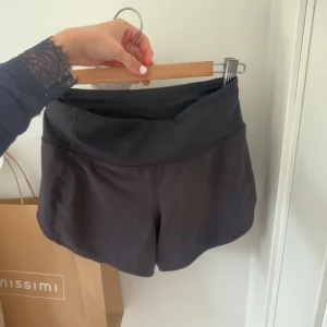 Lululemon träningshorts - Säljer mina superfina lululemon shorts då de inte kommer till användning. Kan tänka mig att gå ner i pris ❣️