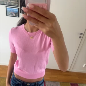 Ljusrosa stickad kortärmad tröja - Superfin ljusrosa stickad tröja med korta ärmar och rund hals från zara. Använd endast 1 gång 🩷