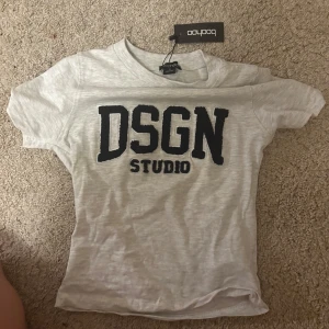 Grå t-shirt DSGN Studio Boohoo - T-shirt från Booho, aldrig använd. (Mindre i storleken än en M)