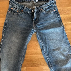 Lågmidjade jeans med raka ben från Weekday - Säljer ett par blå jeans från Weekday, modellen Arrow. Säljer då dessa inte kommer till användning.