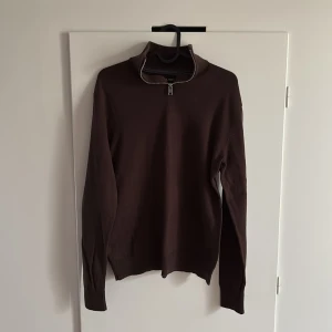 Halv sip  - Brun halv sip från Jack & Jones i storlek XS. Fint skick. Butikspris är 399kr 