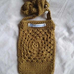 Virkad mobilväska  - Virkad väska. Perfekt till mobilen. Ca 18 x 12 cm 