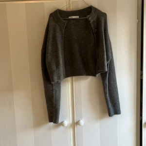Mörkgrå croppad kofta - Nästan aldrig använd 