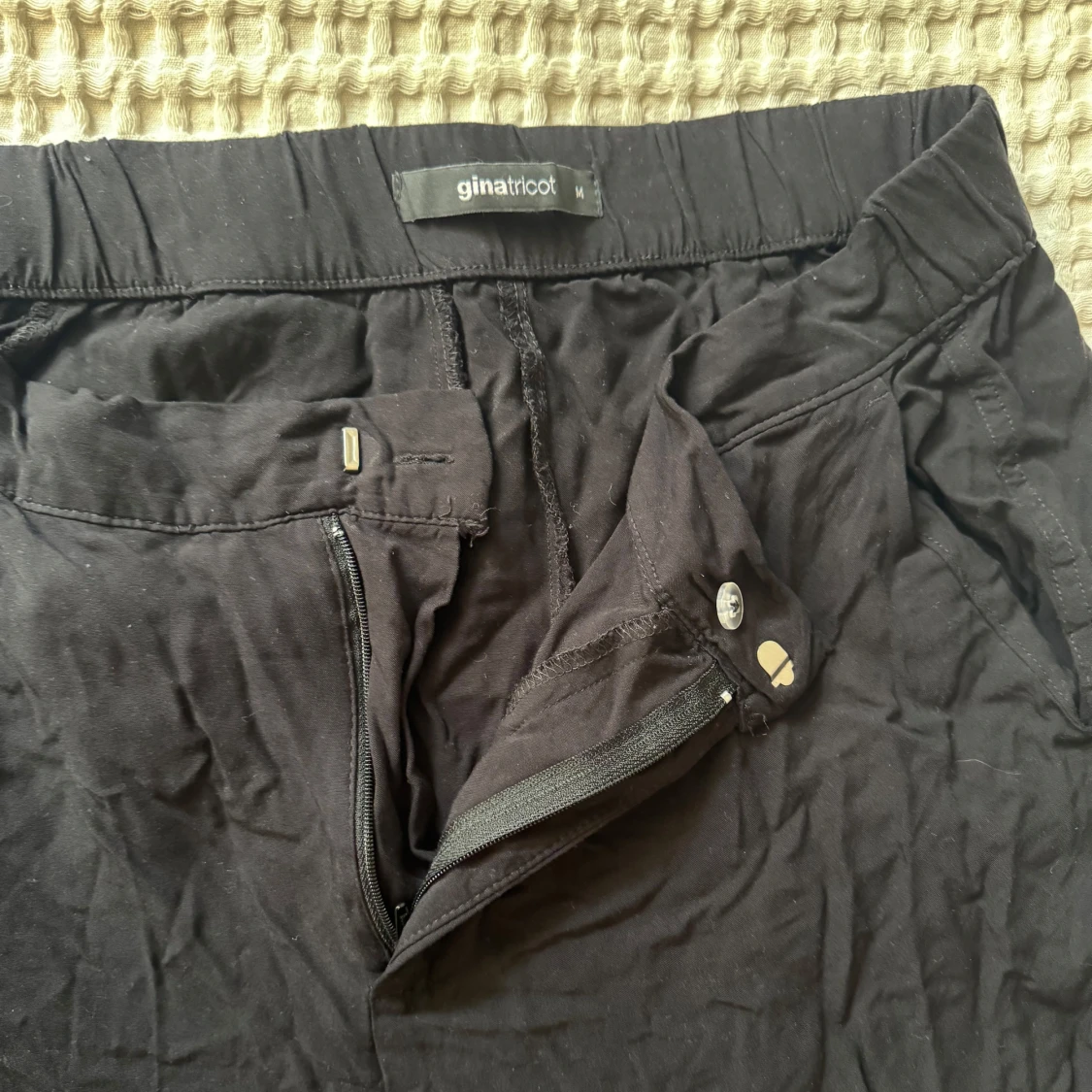 Svarta byxor från Gina Tricot - 3