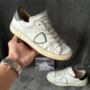 Philippe model skor - Hej! Säljer nu dessa Philippe model skorna. Dem är i ganska bra men använt skick, 8/10! Det är storlek 39 men passar 40! Box tillkommer! Hör av er vid frågor!