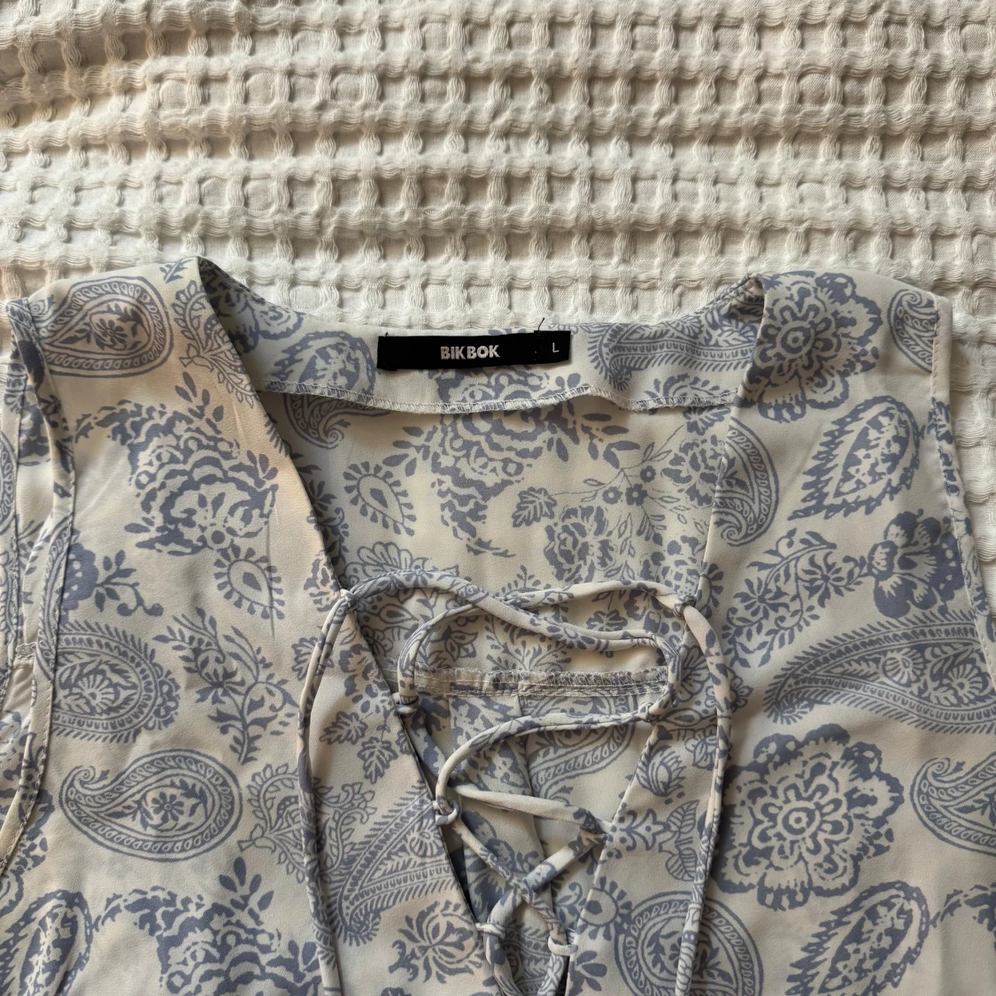 Mönstrad ärmlös blus med snörning från Bik Bok - 2