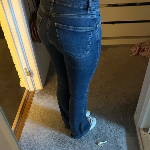 Blå jeans med bootcut - Blåa bootcut jeans som jag ej har användning för!