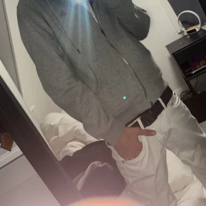 Vita jeansbyxor från dondup - Säljer ett par vita jeansbyxor från dondup med klassisk femficksdesign och raka ben. Byxorna har läderpatch bak i midjan och diskret dondup -logga på bakfickan. Perfekta för dig som vill ha en clean och stilren look.skicka prisförslag kan också skicka bättre bilder på byxorna 