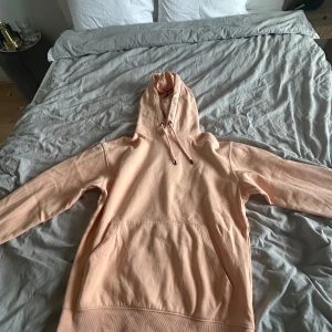 Persikofärgad hoodie från Jack & Jones - Säljer en persikofärgad hoodie från Jack & Jones med känguruficka och dragsko i huvan. Tröjan har långa ärmar och är perfekt för en avslappnad stil. Mjuk och skön bomullskvalitet. Min kompis tröja som hon ville att jag skulle sälja,💕