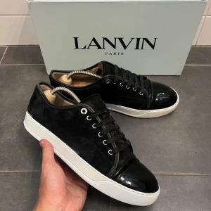 Lanvin - Tja! Säljer ett par lanvins! Storlek uk8 passar dig som har storlek 43! Färg svart! Skick 8/10! Om du har några frågor eller funderingar är det bara att höra av sig!🙌