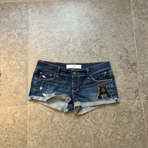 Lågmidjade jeansshorts  - Sjukt snygga jeansshorts från Abercrombie & Fitch, Lågmidjade o mörkblåa 💓💓helt perfekta! Jättefint skick 