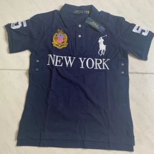 Polo Chief Keef  - Tja, säljer en Ralph Lauren Chief Keef polo med New York på tröjan i storlek S. Tröjan är i perfekt skick och har kvar prislapp. Ställ frågor.