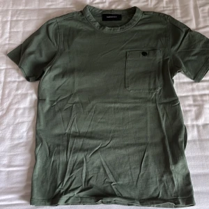 PeakPerformance - Säljer en t shirt som är väldigt skön till sommaren, en fin grön färg som passar till en perfekt sommar outfit däremot så är den ej sliten och inga hål eller tyg som sticker ut. Har används max 3 gånger och säljs eftersom jag inte använder den längre. Storlek S passar M perfekt 