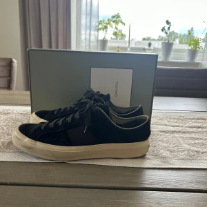 Tom ford skor - Tom Ford Cambridge skor i storlek 44, Skicket är 8/10 Og box medföljer, Nypris ligger runt 10-11 tusen