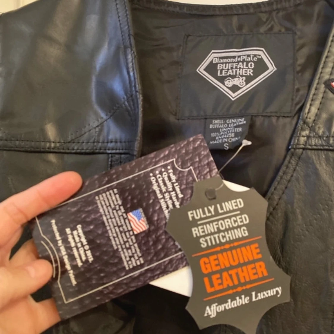 Svart skinnväst med patchar - 3