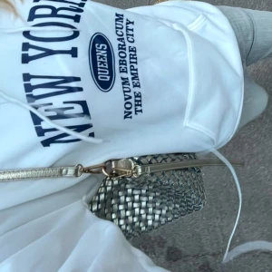 Guldflätad väska - Säljer denna suuupersnygga väska som är bland mina favoriter. Den går att använda med ett kortare axelband, ett lite längre över axeln, samt så går det att ta bort båda och använda väskan som en clutch!⭐️💛Liten defekt som syns på första bilden men inget man tänker på