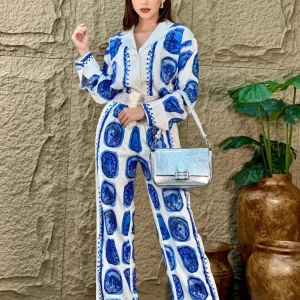 Snyggt blåvitt set - Snyggt set med blus och byxa. Båda märkta L men tycker tröjan passar för M-L och byxorna för 38-40.  Ingen lapp med märke i plaggen men identiskt med detta set från Zara.  Inga anmärkningar. 