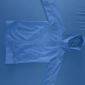 Oscar Jacobson vindjacka i nyskick!! - Säljer en stilren blå vindjacka från Oscar Jacobson. Jackan är perfekt för våren, sommaren och hösten när de är lite blåsigare samt regnigare dagar.                                                     Skick, 9/10 inte använd mycket alls och så gott som ny!!!!