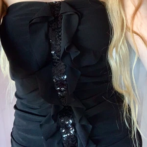 Svart topp - Supersöt topp med paljetter och volanger. Den äe väldigt stretchig så skulle säga att den passar s till l. Kom gärna med prisförslag 🖤