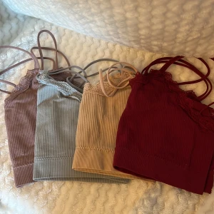  ribbade linnetoppar från Shein💐 - Säljer  ribbade  linnetoppar  från Shein med spetsdetaljer vid halsringningen.  Allt ihop i ett. 💕