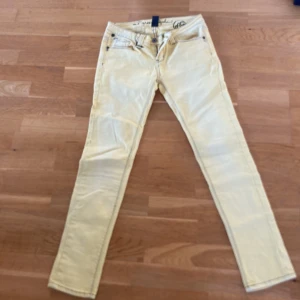 Gula jeans från One Green Elephant - Snygga gula jeans från One Green Elephant med en klassisk femficksdesign. De har en smal passform och är perfekta för en trendig look. Jeansens ljusa färg gör dem till ett utmärkt val för vår och sommar.