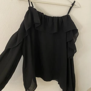 Volangtröja - Volangtröja med öppna axlar i fint skick🫧