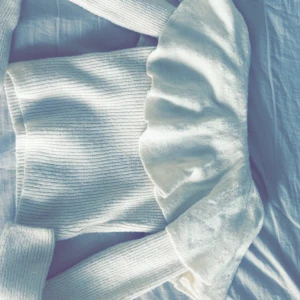 Vit stickad tröja från H&M - Säljer en stilren vit stickad tröja från H&M. Tröjan har en ribbad struktur och volangdetaljer som ger en unik touch. Perfekt för att hålla sig varm och snygg under kyligare dagar. Passar bra till både jeans och kjol!. Man kan också ha den utomlands eller på sommaren, passar perfekt!