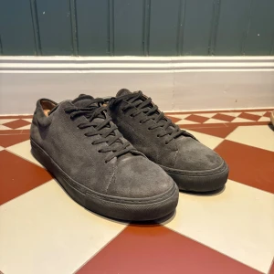 Myrqvist Grå mocka sneakers - Säljer mina gamla myrqvist skor för en bra peng. Har tröttnat på dem och vill gärna bli av med dem. Storlek är 43 men passar på 44 också. Pris kan diskuteras. 