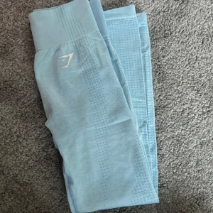 Ljusblå träningsleggings från Gymshark - Snygga ljusblå leggings från Gymshark med diskret mönster och hög midja. Perfekta för träning!🙌🏼✨ Använda ca 2 gånger🩵